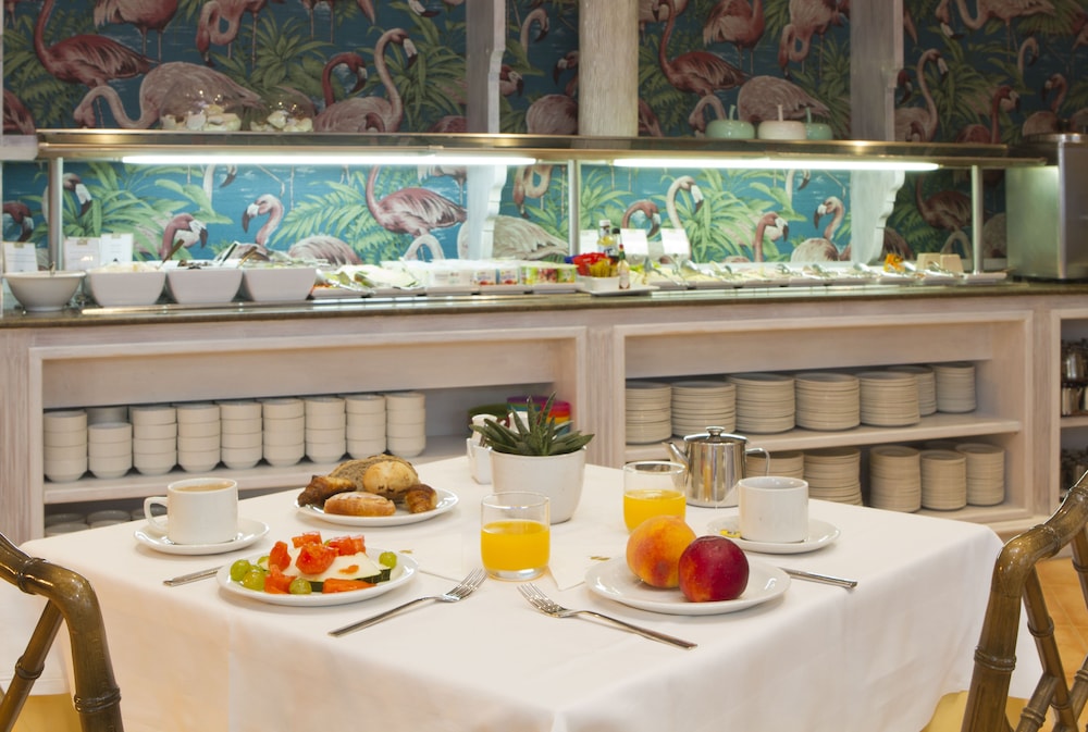 Plus Fariones Apartamentos — Restaurant & bars in Puerto del Carmen, Canary Islands