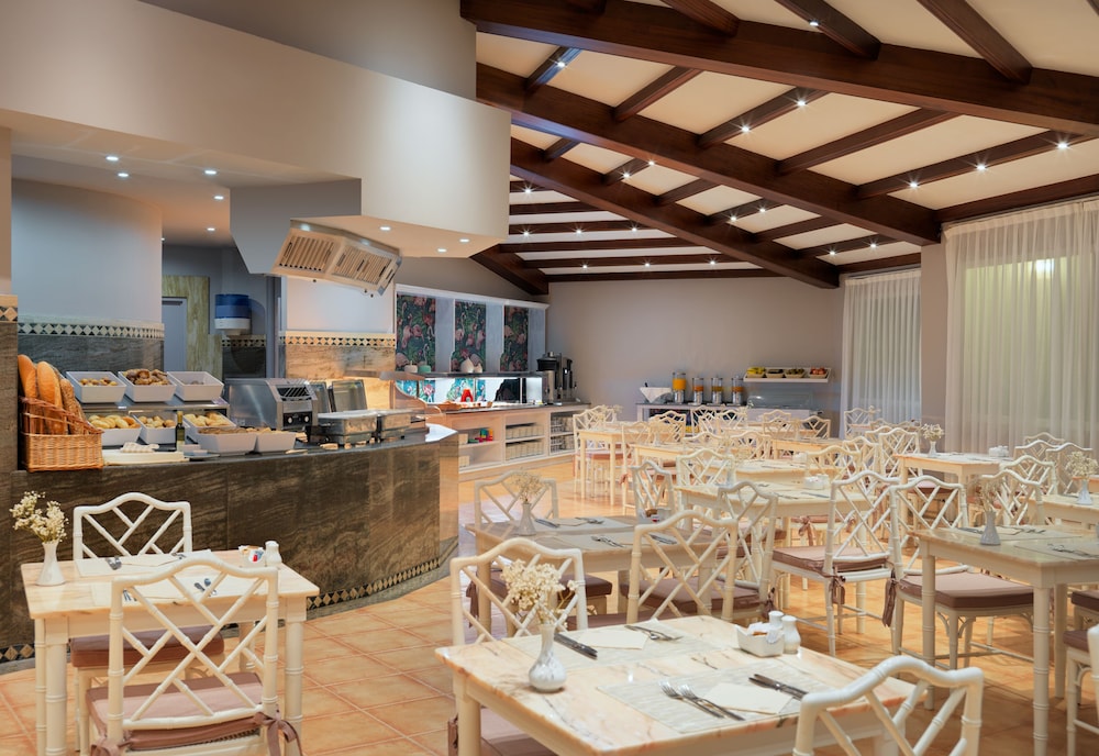 Plus Fariones Apartamentos — Restaurant & bars in Puerto del Carmen, Canary Islands