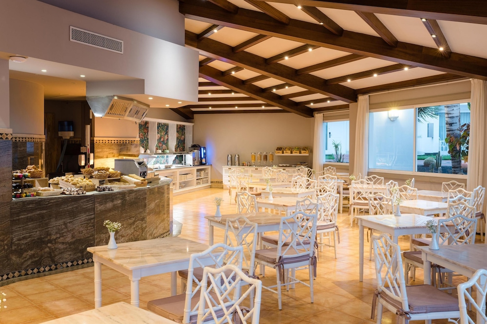 Plus Fariones Apartamentos — Restaurant & bars in Puerto del Carmen, Canary Islands