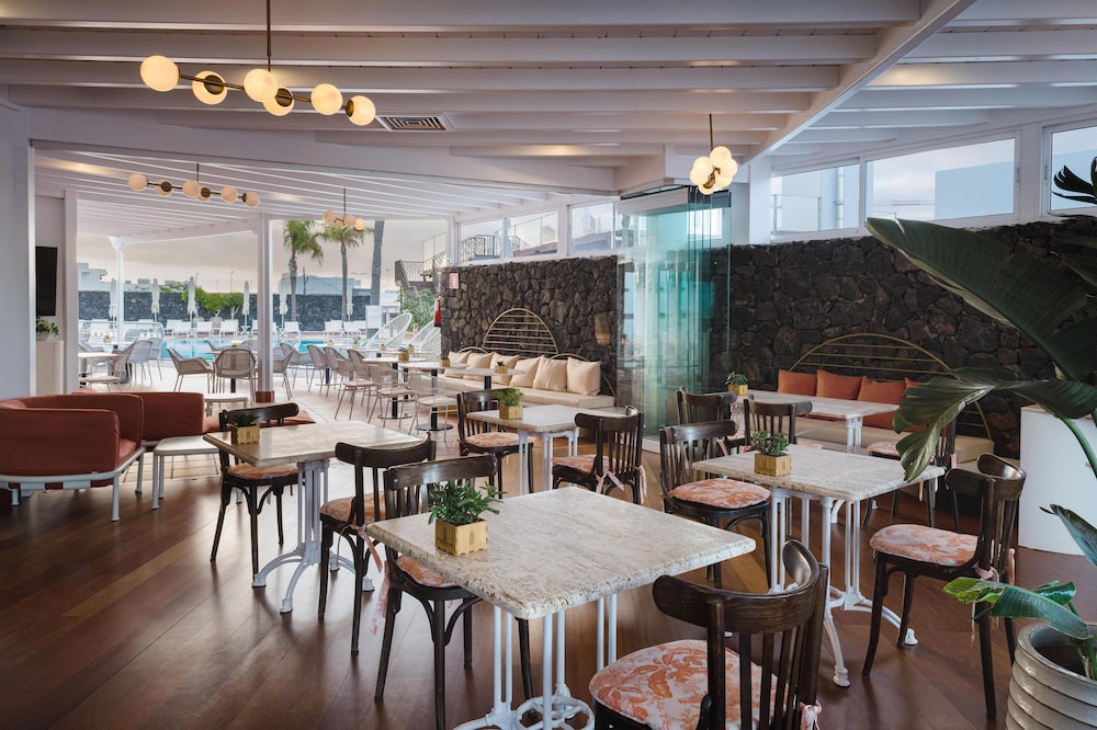 Plus Fariones Apartamentos — Restaurant & bars in Puerto del Carmen, Canary Islands