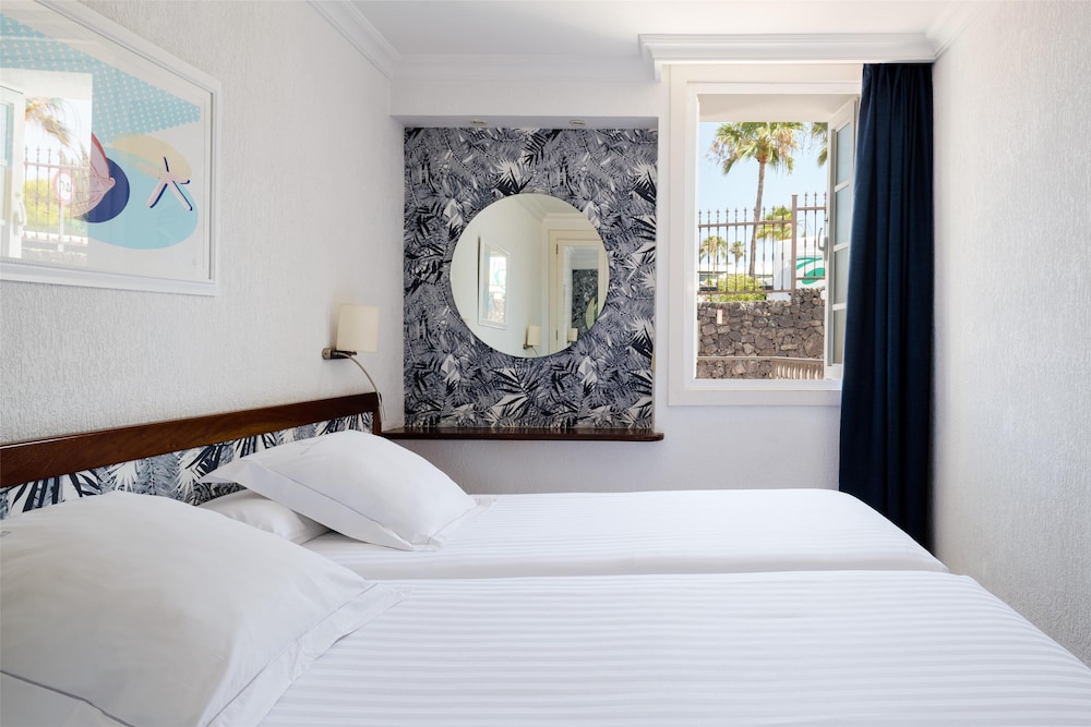 Plus Fariones Apartamentos — Hotel rooms in Puerto del Carmen, Canary Islands