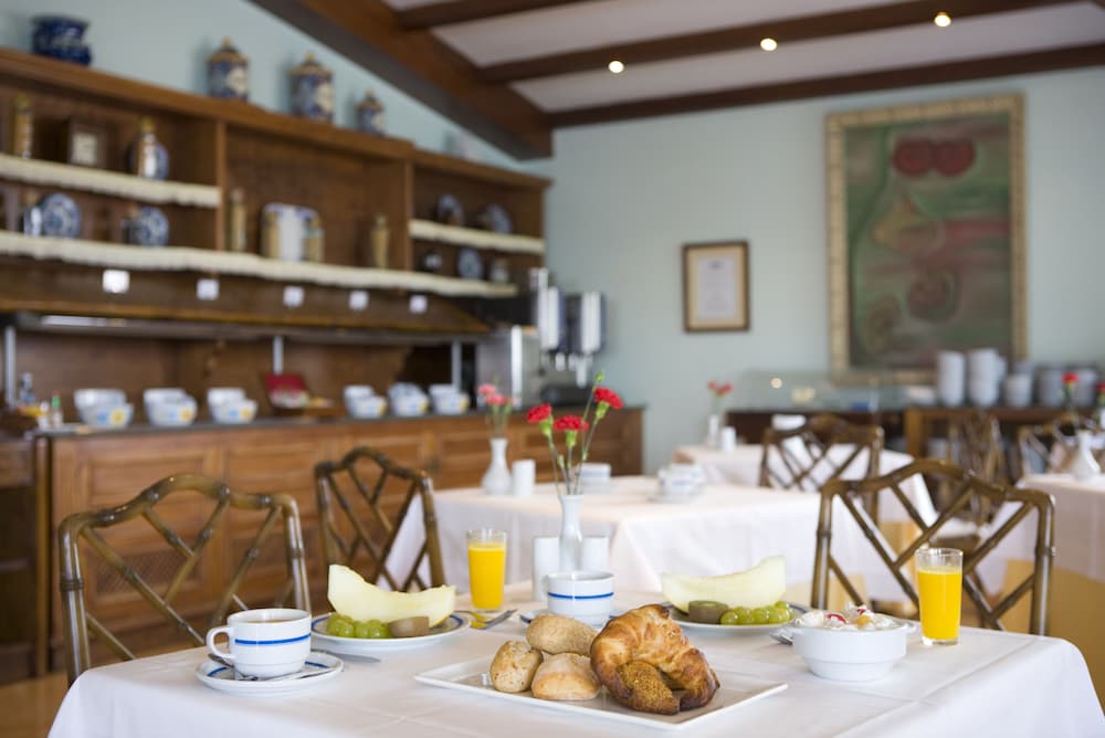 Plus Fariones Apartamentos — Restaurant & bars in Puerto del Carmen, Canary Islands