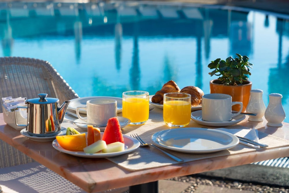 Plus Fariones Apartamentos — Restaurant & bars in Puerto del Carmen, Canary Islands