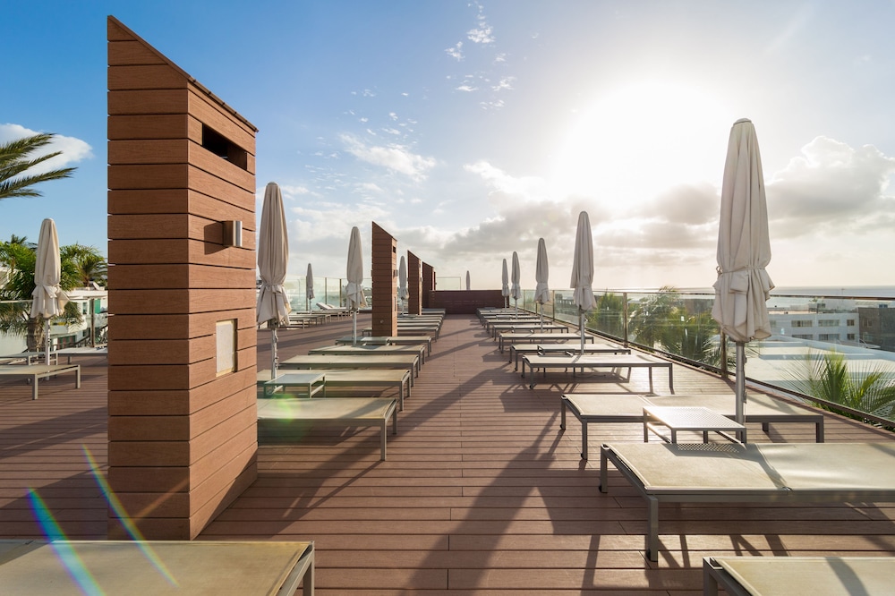 Plus Fariones Apartamentos — Hotel building in Puerto del Carmen, Canary Islands