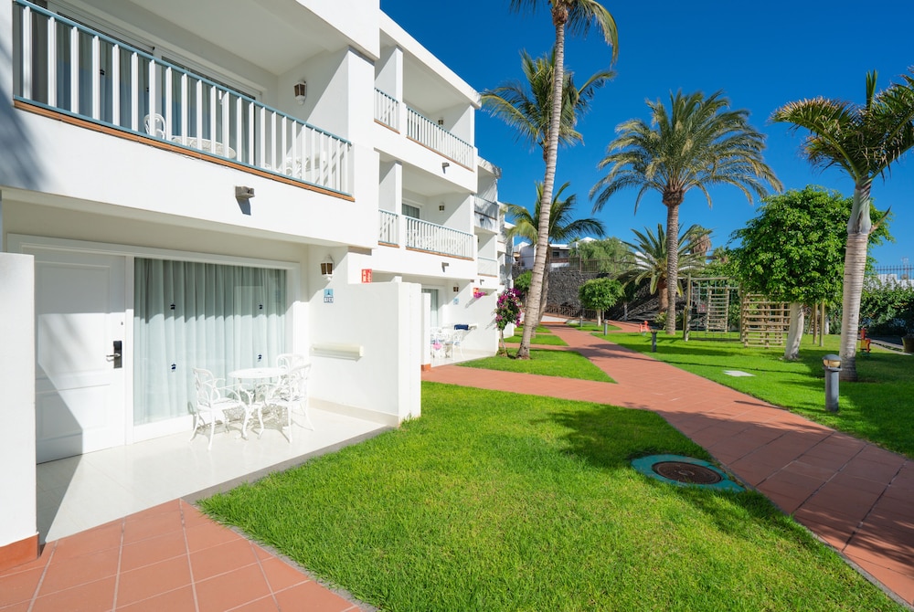 Plus Fariones Apartamentos — Hotel building in Puerto del Carmen, Canary Islands