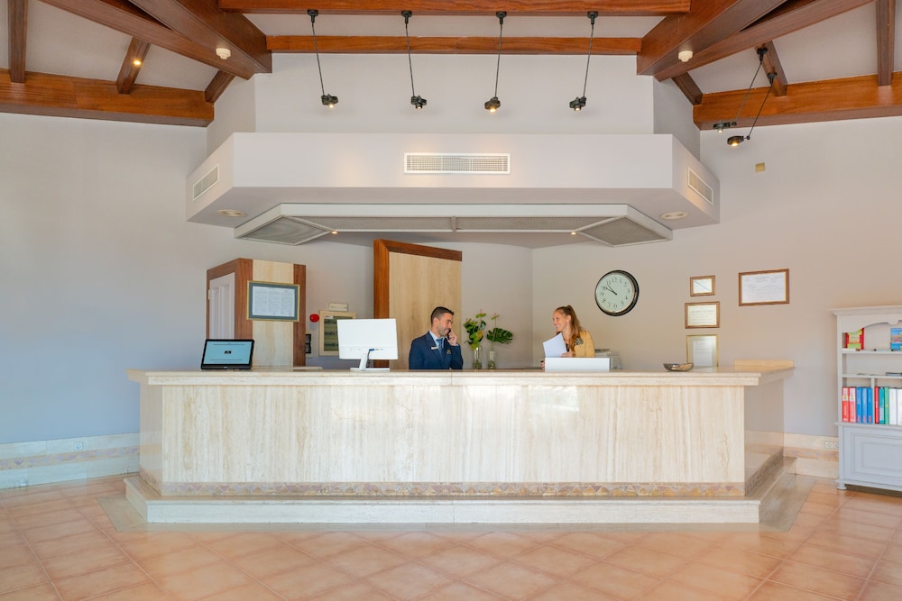 Plus Fariones Apartamentos — Hotel building in Puerto del Carmen, Canary Islands