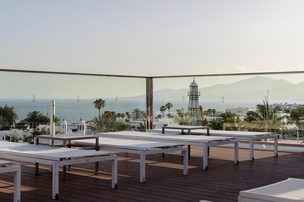 Plus Fariones Apartamentos — Restaurant & bars in Puerto del Carmen, Canary Islands