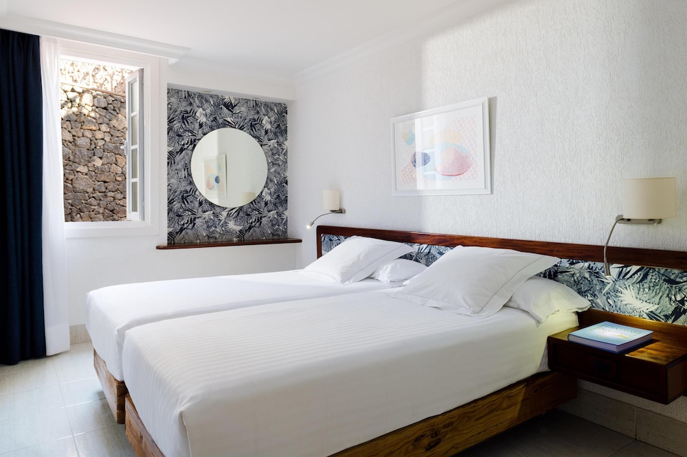 Plus Fariones Apartamentos — Hotel rooms in Puerto del Carmen, Canary Islands