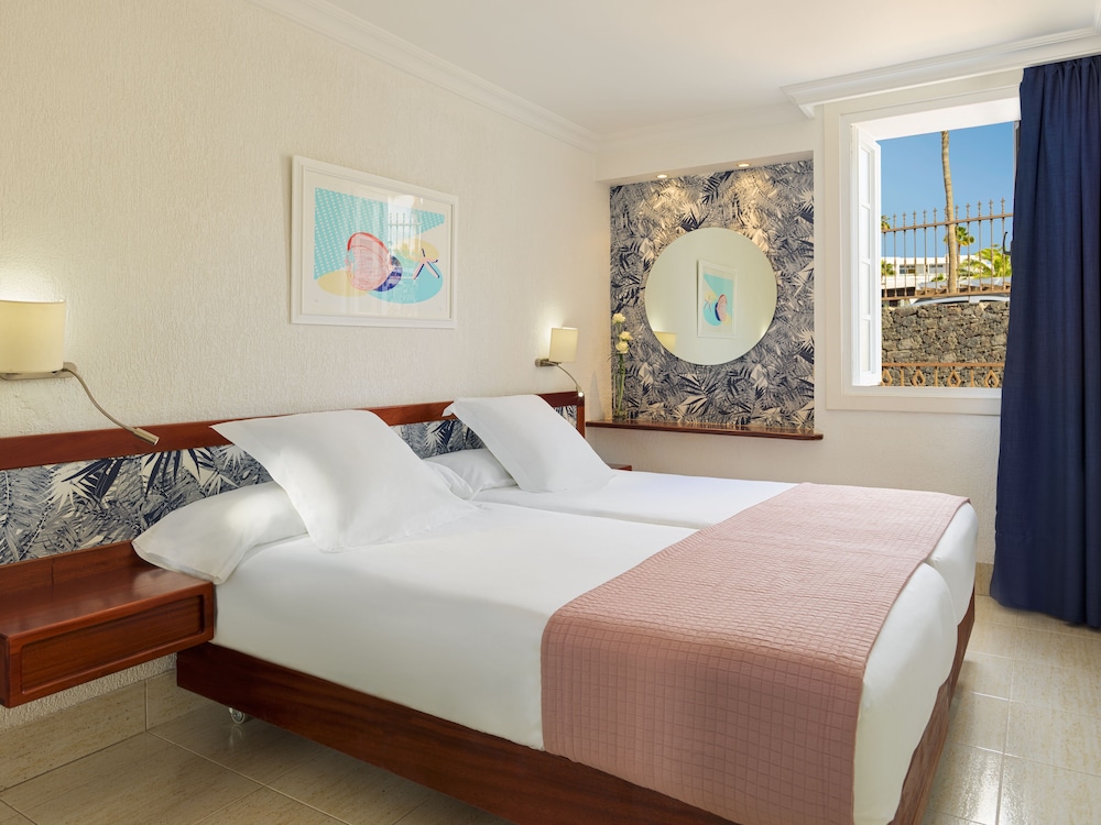 Plus Fariones Apartamentos — Hotel rooms in Puerto del Carmen, Canary Islands