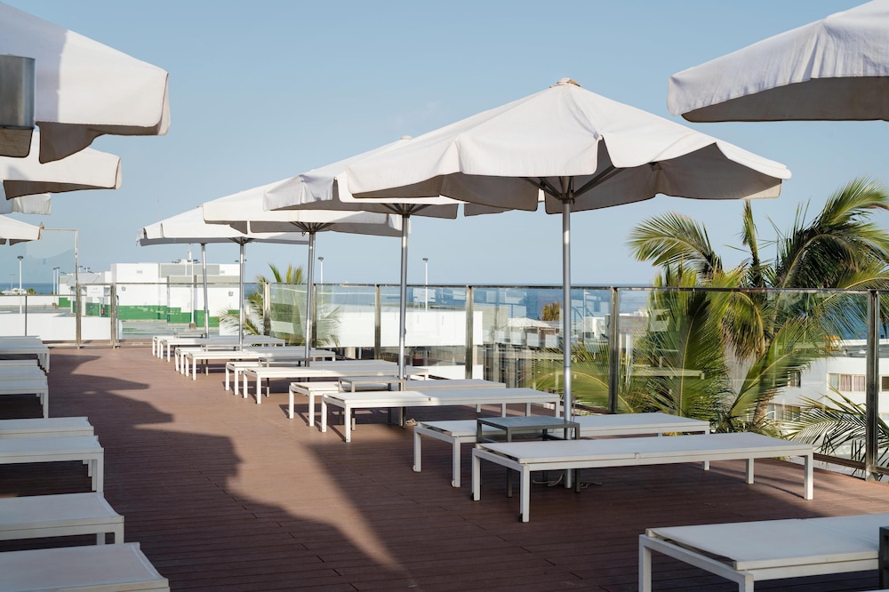 Plus Fariones Apartamentos — Restaurant & bars in Puerto del Carmen, Canary Islands