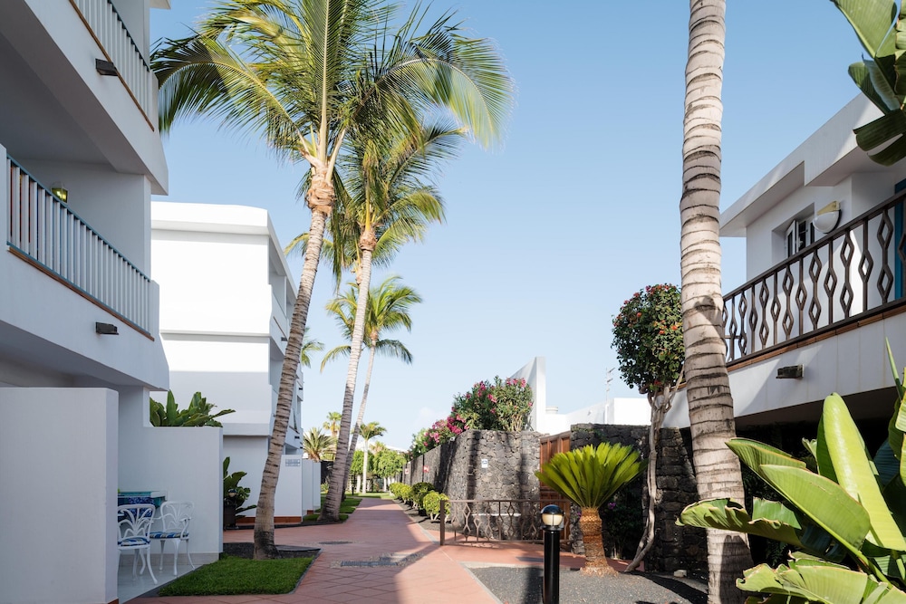 Plus Fariones Apartamentos — Hotel building in Puerto del Carmen, Canary Islands