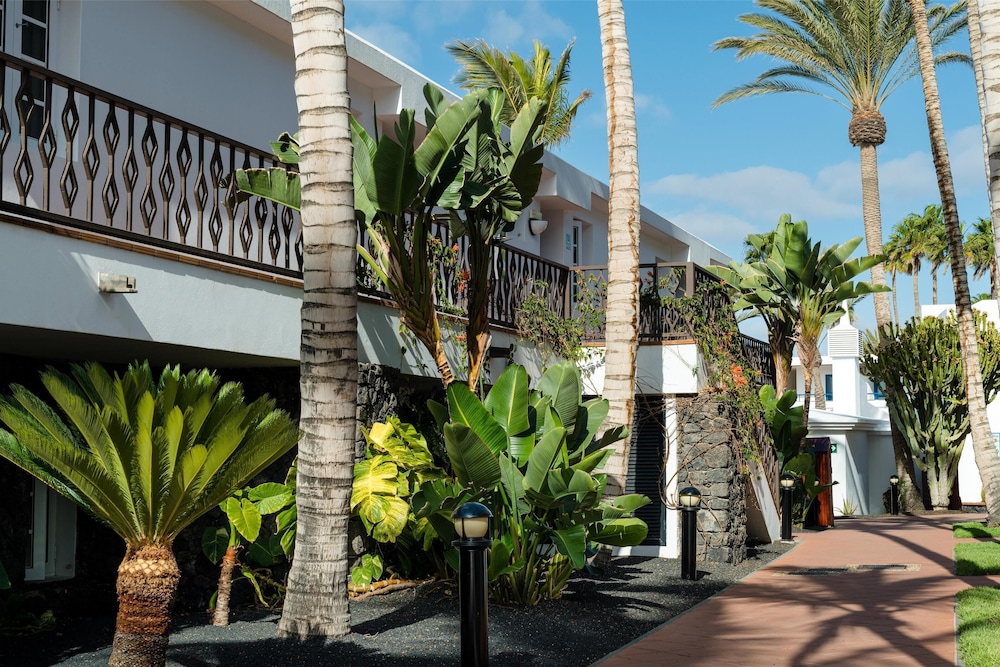 Plus Fariones Apartamentos — Hotel building in Puerto del Carmen, Canary Islands