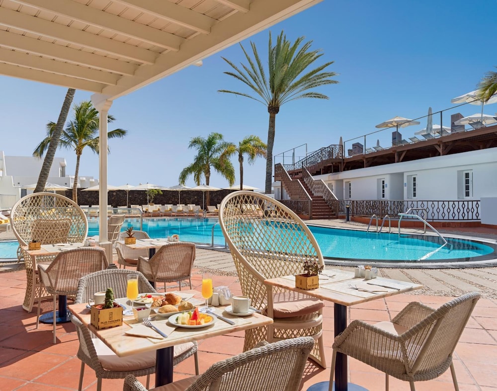 Plus Fariones Apartamentos — Restaurant & bars in Puerto del Carmen, Canary Islands