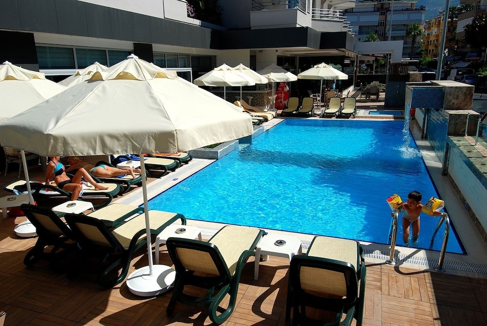 Hatipoglu Beach Hotel — Swimming pool in Alanya