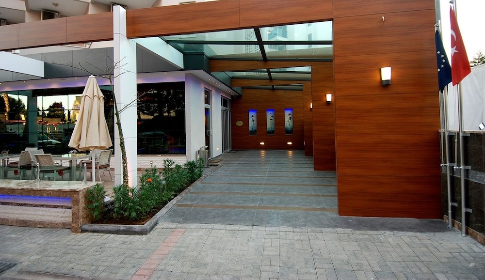 Hatipoglu Beach Hotel — Hotel building in Alanya