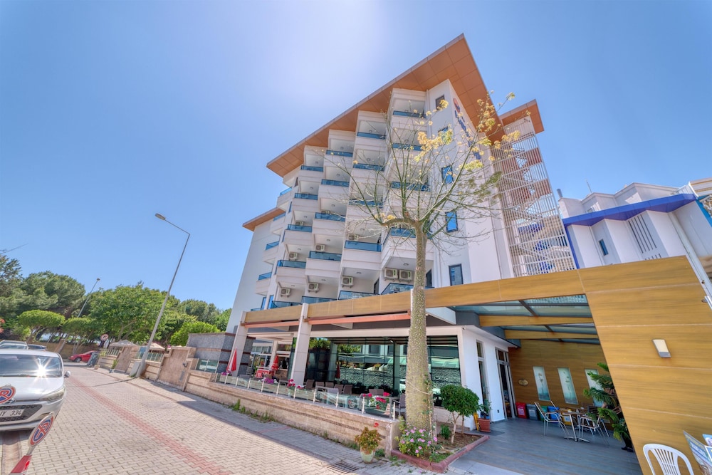 Hatipoglu Beach Hotel — Hotel building in Alanya