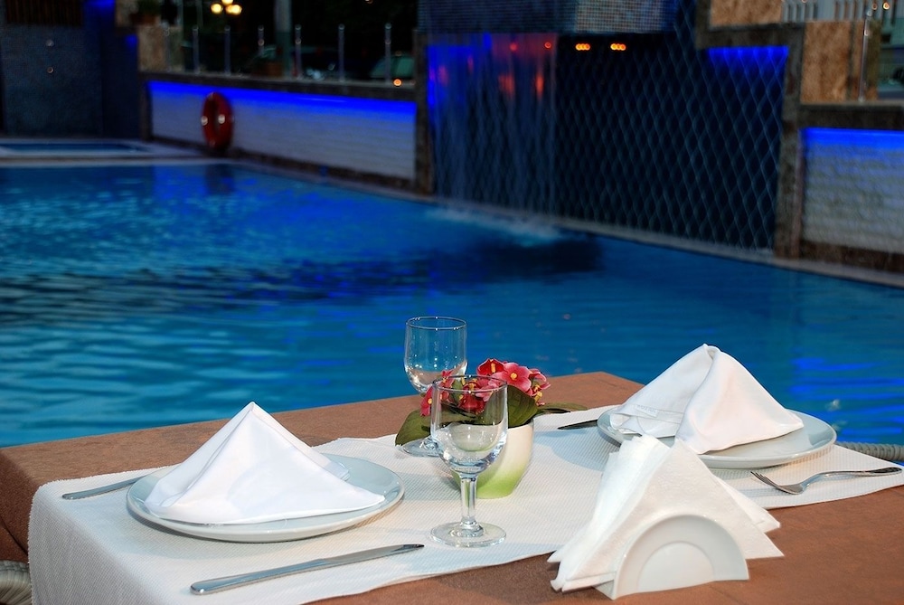 Hatipoglu Beach Hotel — Restaurant & bars in Alanya