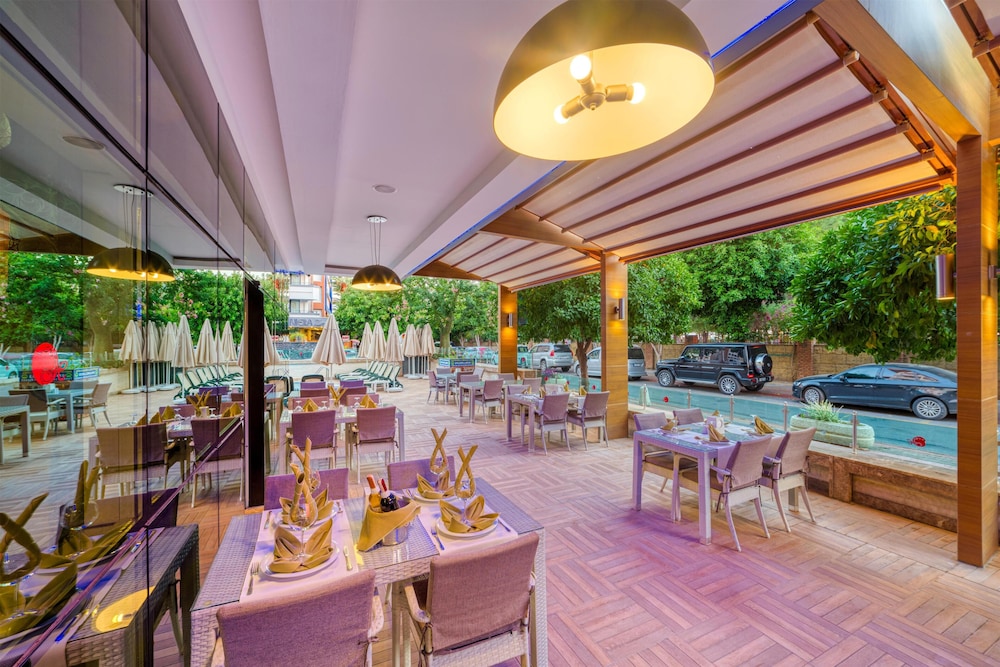 Hatipoglu Beach Hotel — Restaurant & bars in Alanya