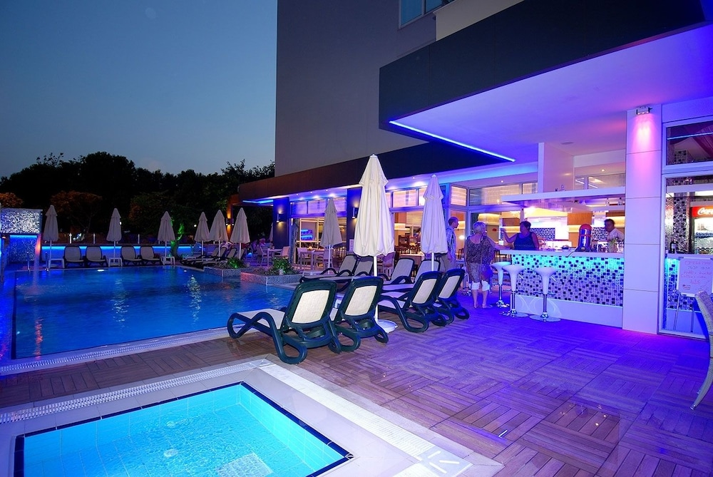 Hatipoglu Beach Hotel — Swimming pool in Alanya