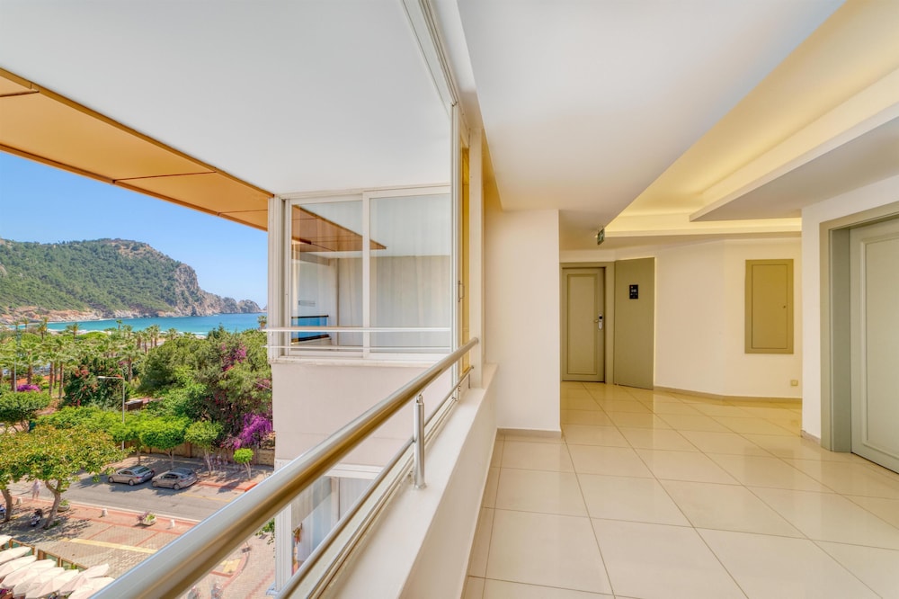 Hatipoglu Beach Hotel — Hotel building in Alanya