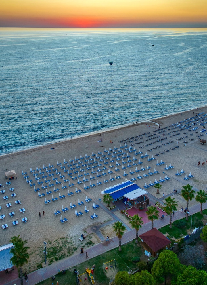 Hatipoglu Beach Hotel — Beach in Alanya