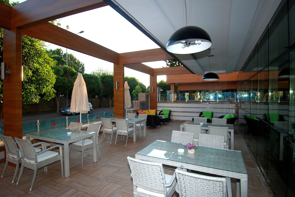 Hatipoglu Beach Hotel — Restaurant & bars in Alanya