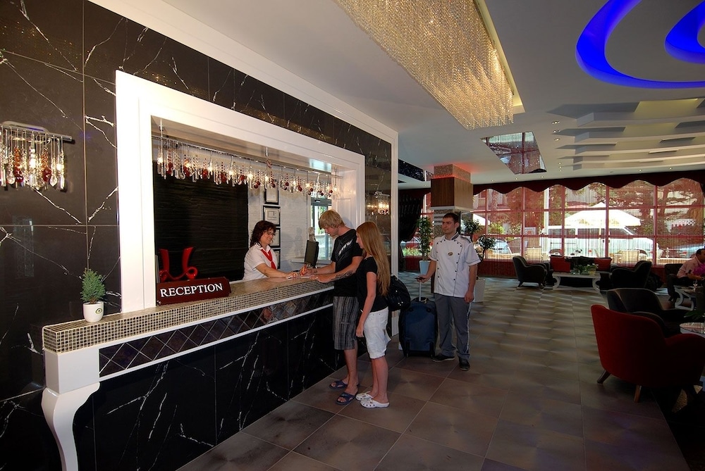Hatipoglu Beach Hotel — Restaurant & bars in Alanya