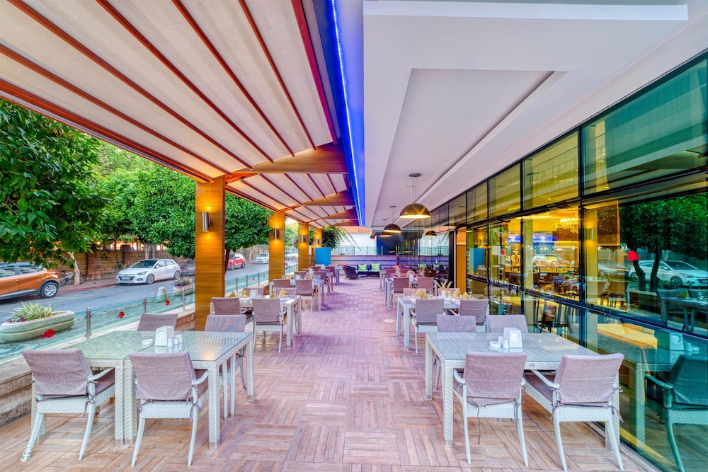 Hatipoglu Beach Hotel — Restaurant & bars in Alanya