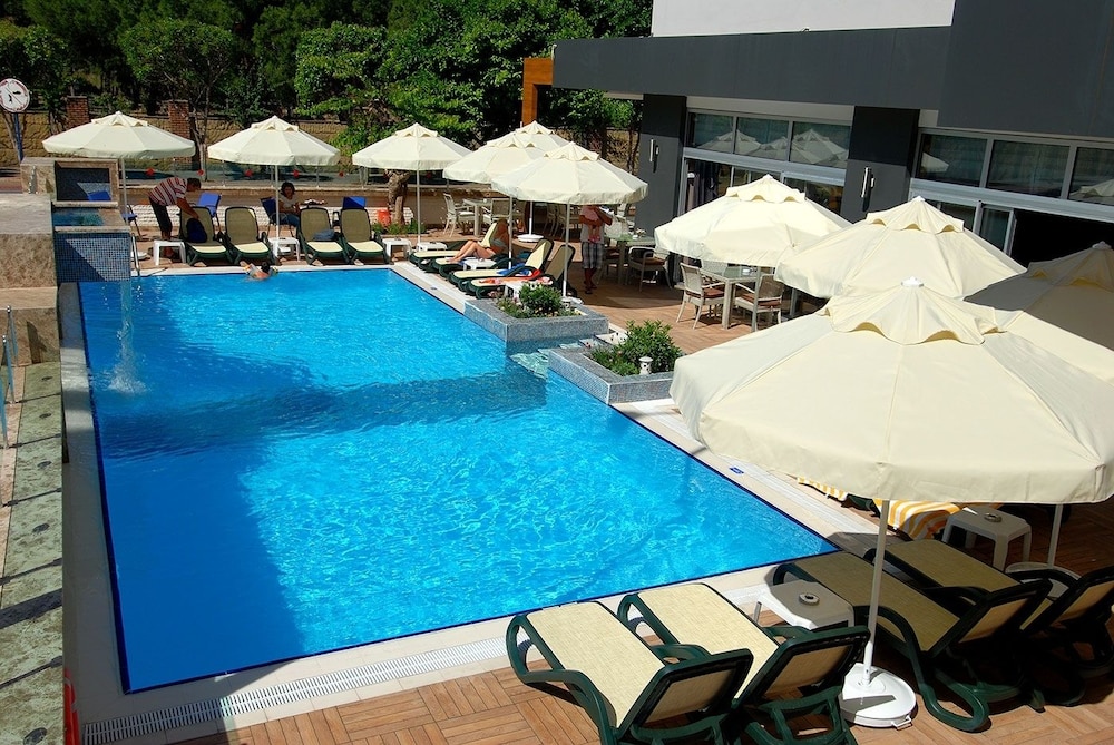 Hatipoglu Beach Hotel — Swimming pool in Alanya