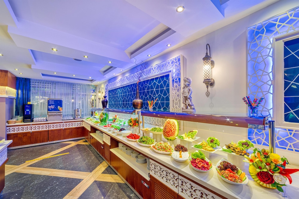 Hatipoglu Beach Hotel — Restaurant & bars in Alanya