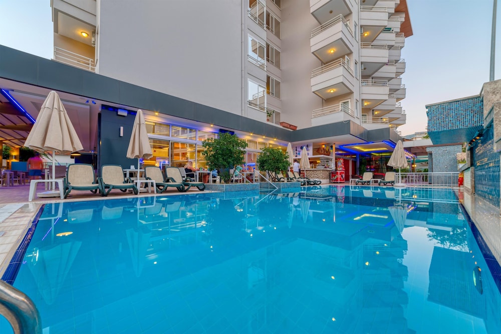 Hatipoglu Beach Hotel — Swimming pool in Alanya