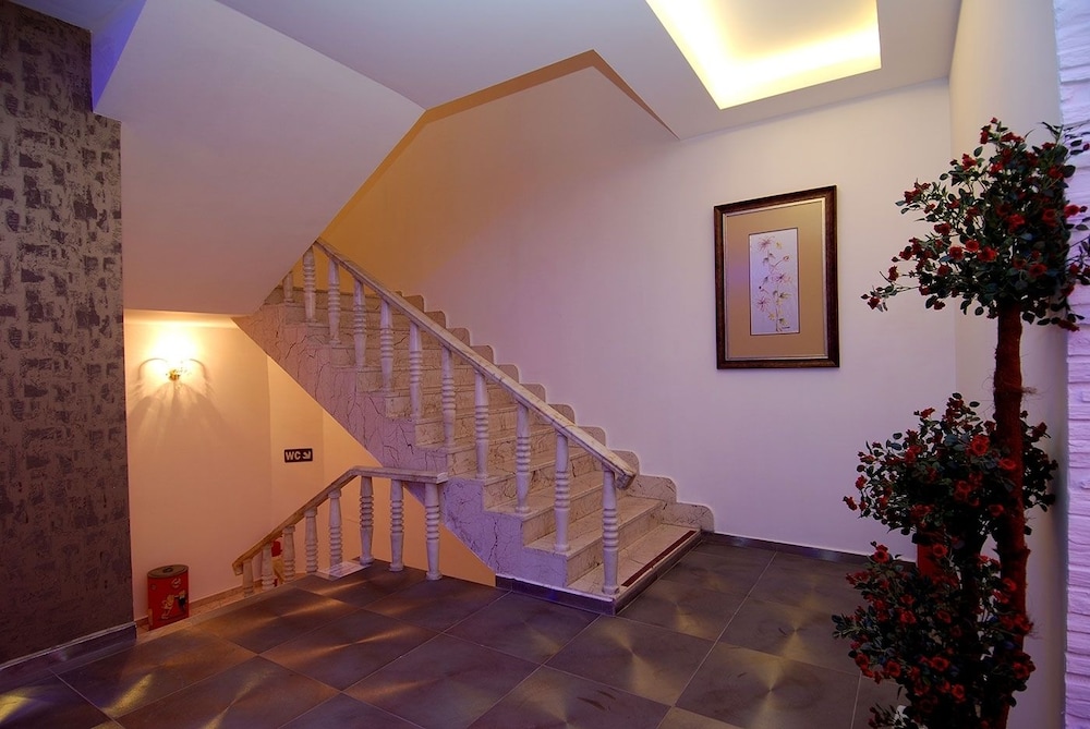Hatipoglu Beach Hotel — Hotel building in Alanya
