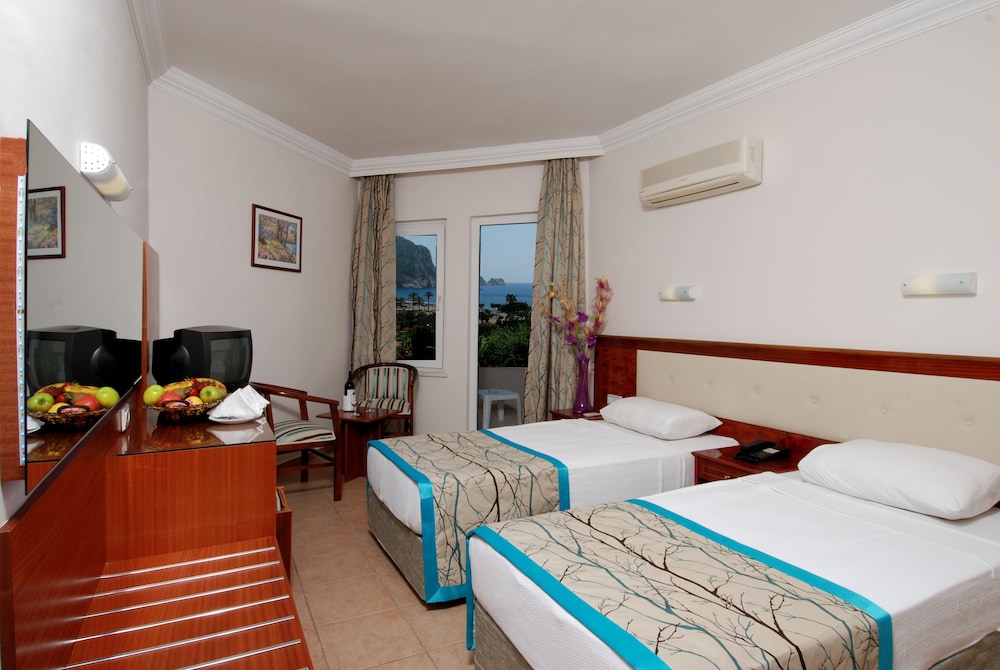 Hatipoglu Beach Hotel — Hotel rooms in Alanya