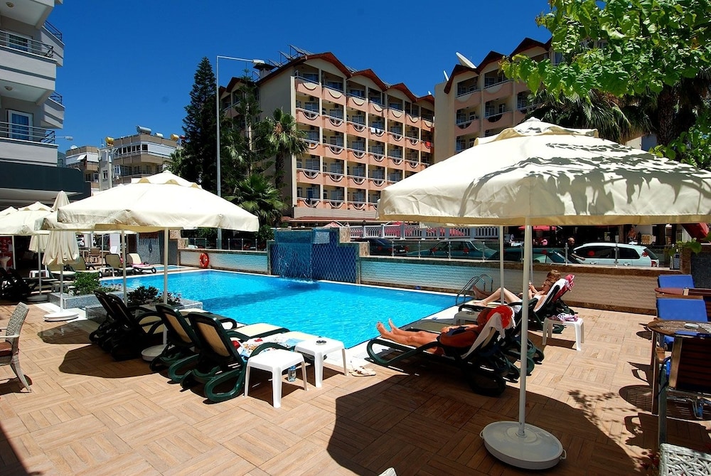 Hatipoglu Beach Hotel — Swimming pool in Alanya