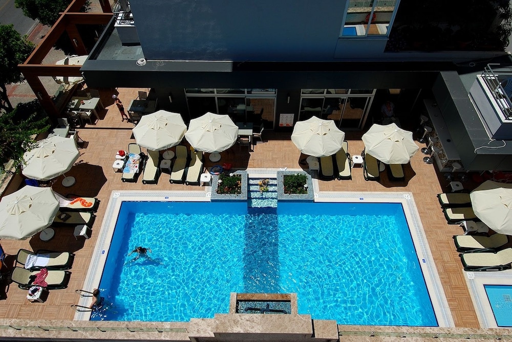 Hatipoglu Beach Hotel — Swimming pool in Alanya