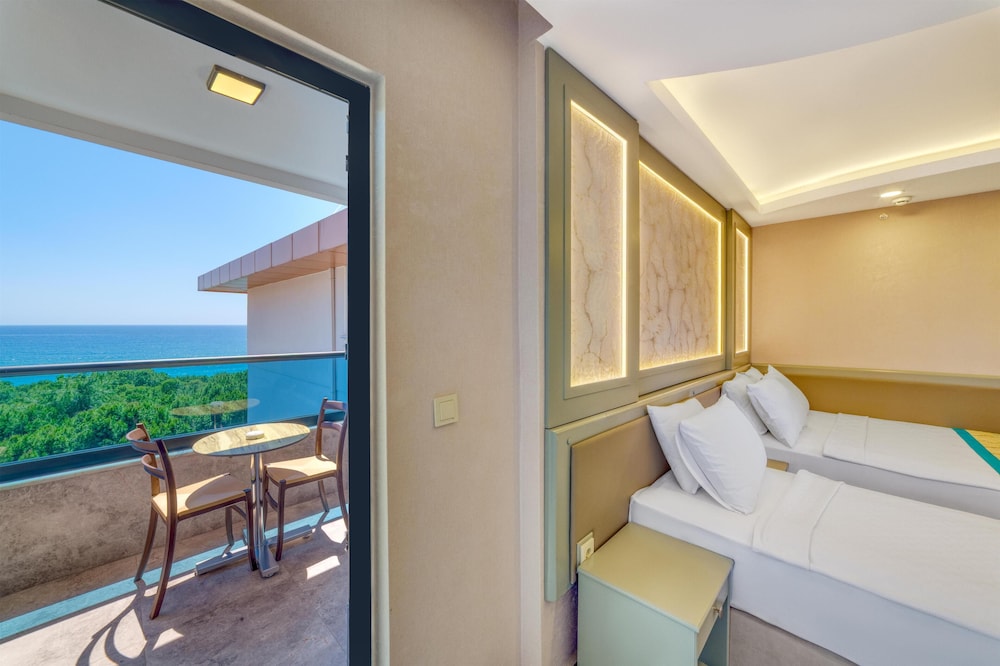 Hatipoglu Beach Hotel — Hotel rooms in Alanya