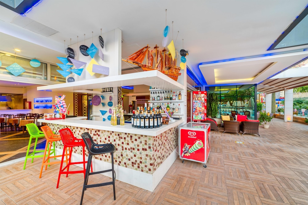 Hatipoglu Beach Hotel — Restaurant & bars in Alanya