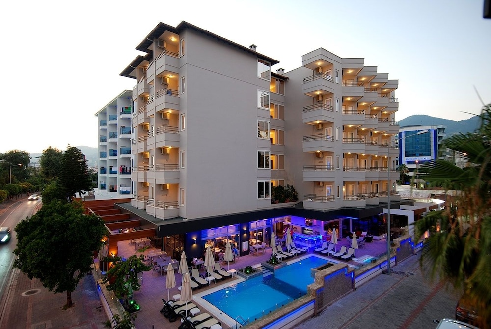 Hatipoglu Beach Hotel — Hotel building in Alanya