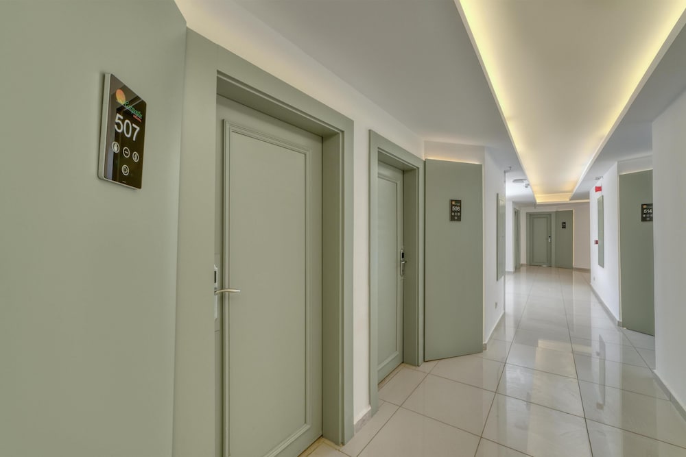 Hatipoglu Beach Hotel — Hotel building in Alanya