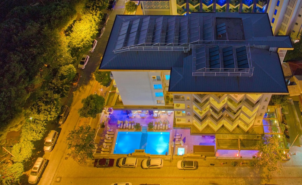 Hatipoglu Beach Hotel — Hotel building in Alanya