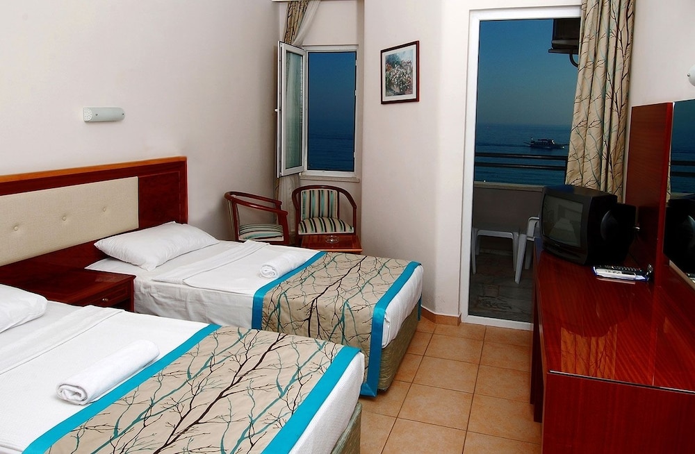 Hatipoglu Beach Hotel — Hotel rooms in Alanya