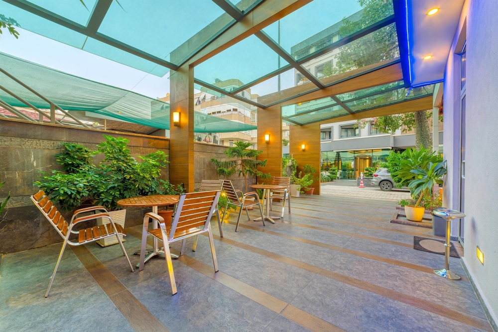 Hatipoglu Beach Hotel — Hotel building in Alanya