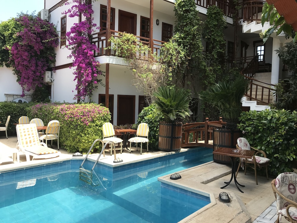 Hotel Karyatit Kaleiçi — Hotel building in Antalya