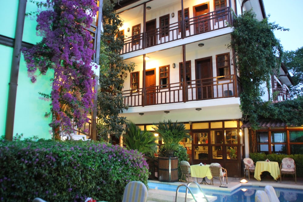 Hotel Karyatit Kaleiçi — Hotel building in Antalya