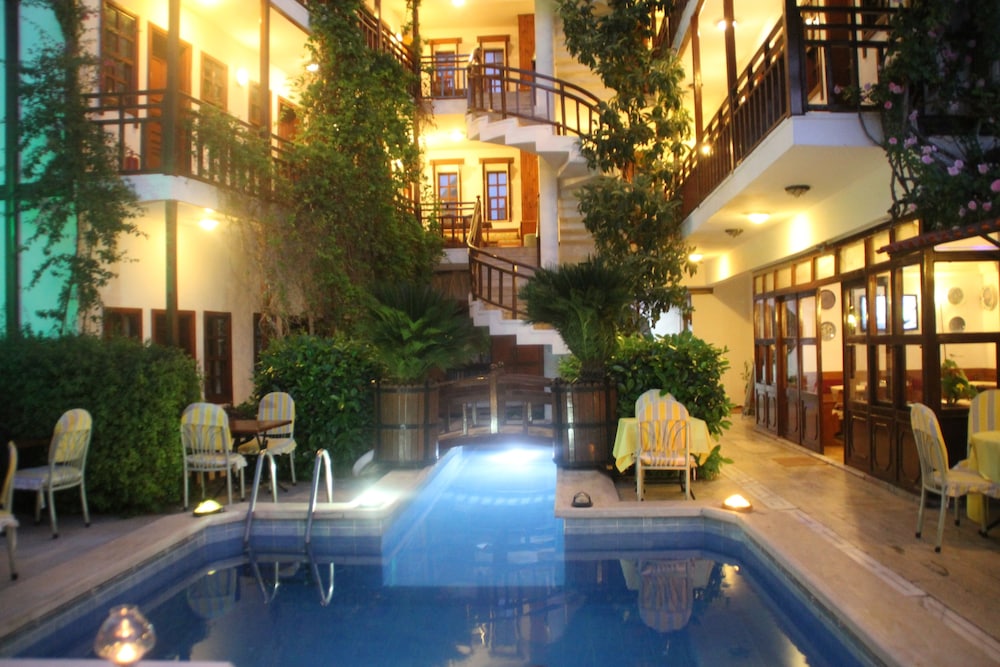 Hotel Karyatit Kaleiçi — Swimming pool in Antalya