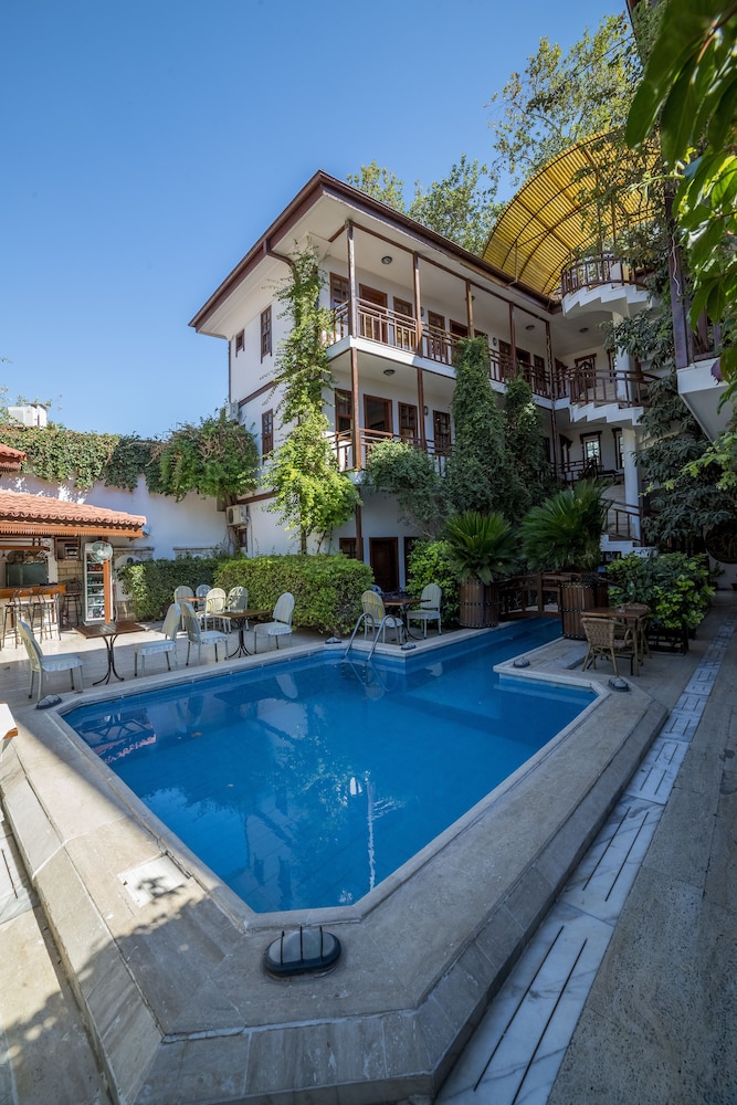 Hotel Karyatit Kaleiçi — Swimming pool in Antalya