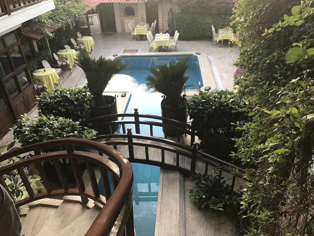 Hotel Karyatit Kaleiçi — Swimming pool in Antalya