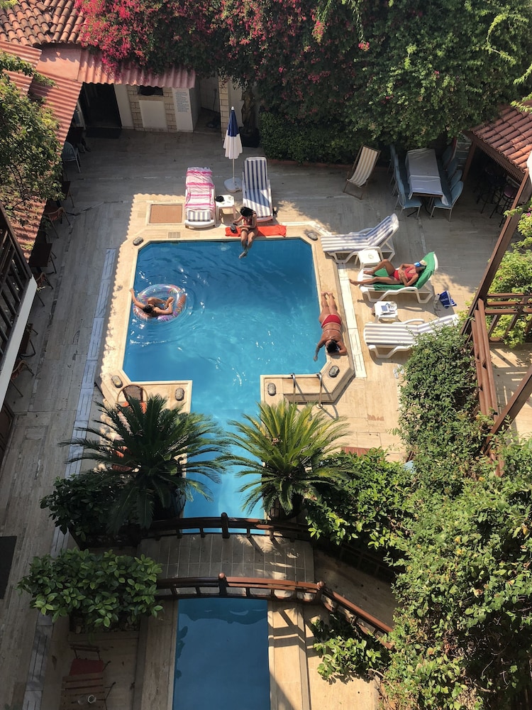 Hotel Karyatit Kaleiçi — Swimming pool in Antalya
