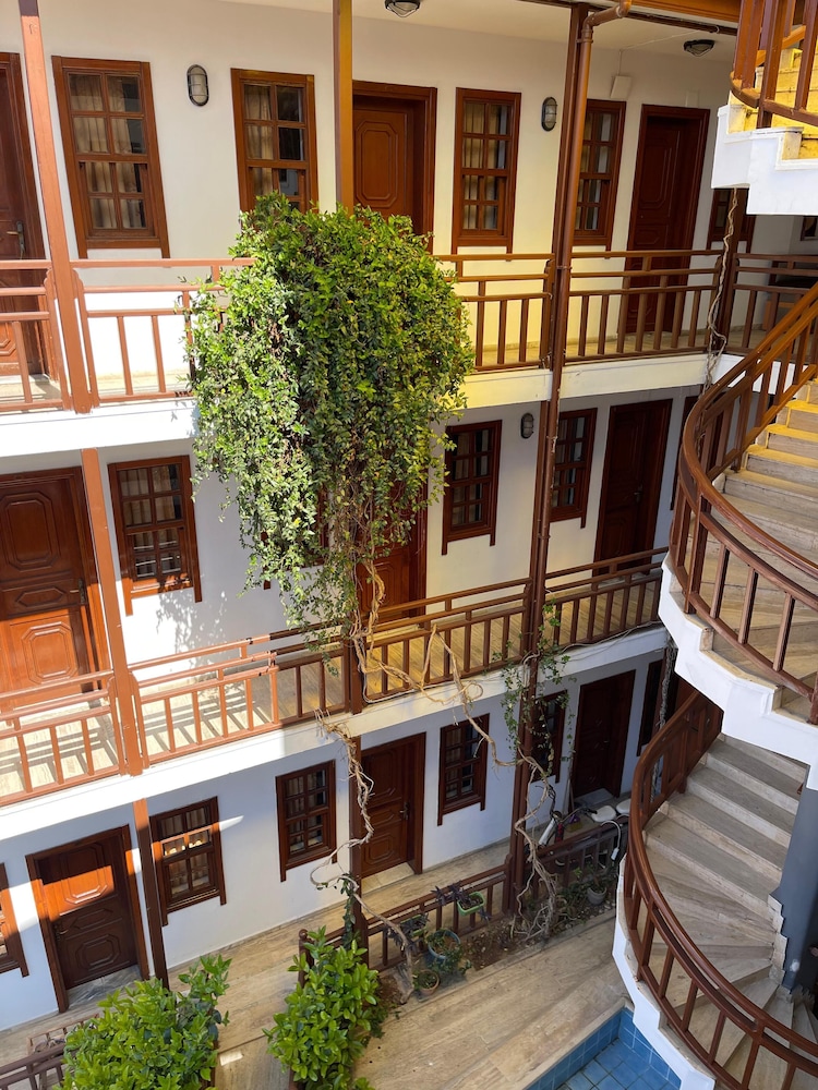 Hotel Karyatit Kaleiçi — Hotel building in Antalya