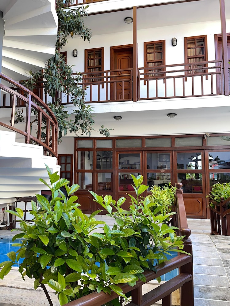 Hotel Karyatit Kaleiçi — Hotel building in Antalya